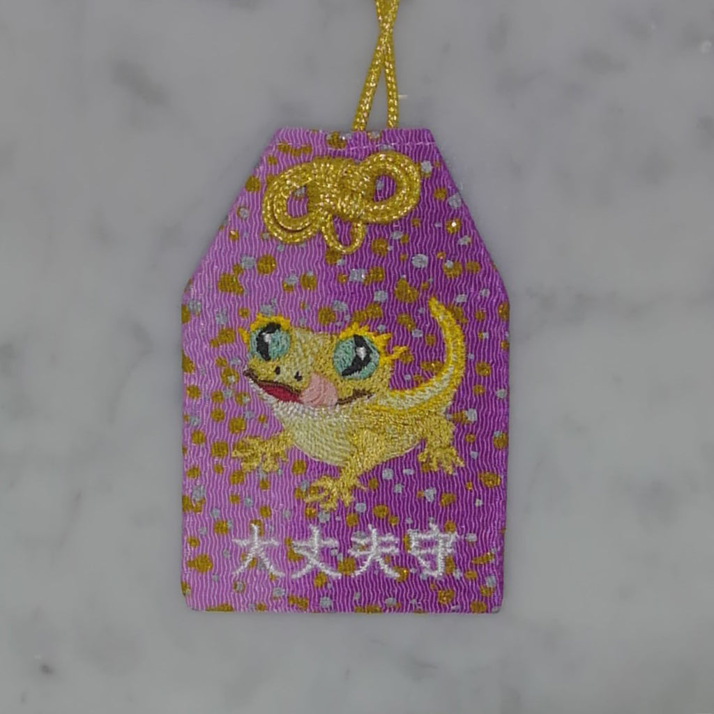 クレステッドゲッコー『大丈夫守』｜生きもの刺繍のお守り