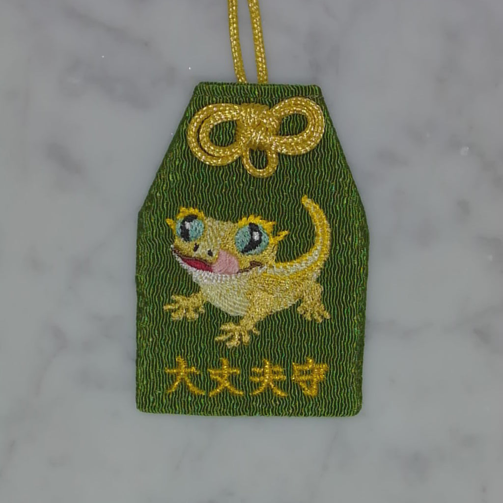 クレステッドゲッコー『大丈夫守』｜生きもの刺繍のお守り