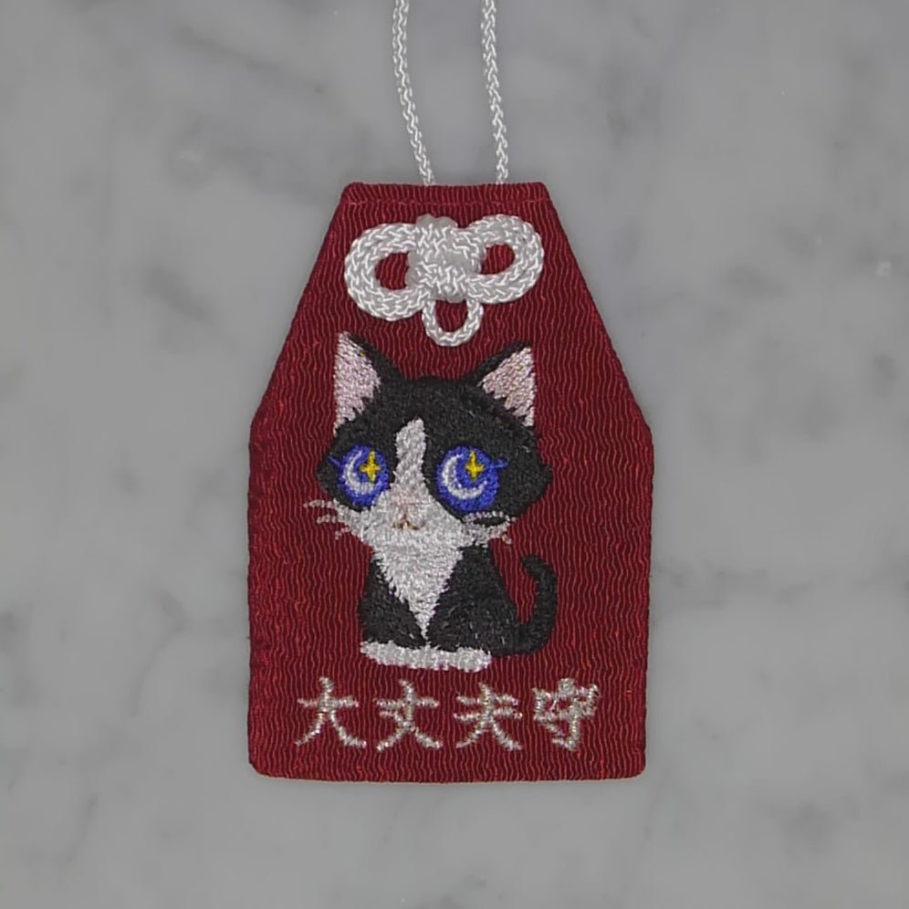 ハチワレネコ『大丈夫守』｜生きもの刺繍のお守り