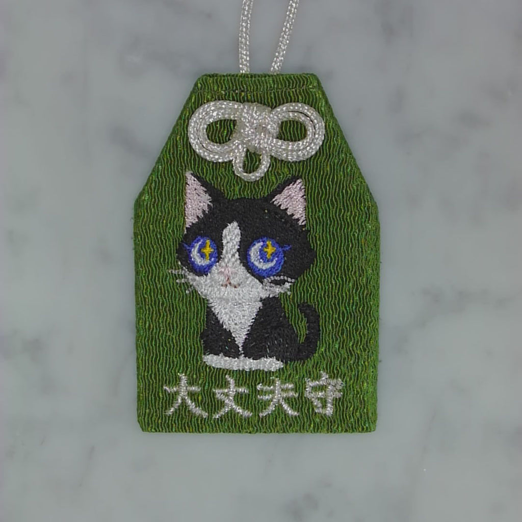 ハチワレネコ『大丈夫守』｜生きもの刺繍のお守り