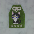 ハチワレネコ『大丈夫守』｜生きもの刺繍のお守り
