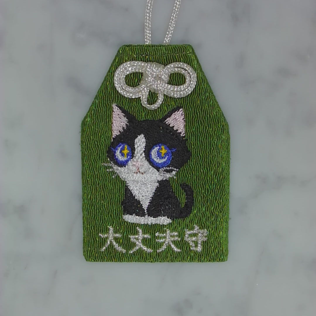 ハチワレネコ『大丈夫守』｜生きもの刺繍のお守り