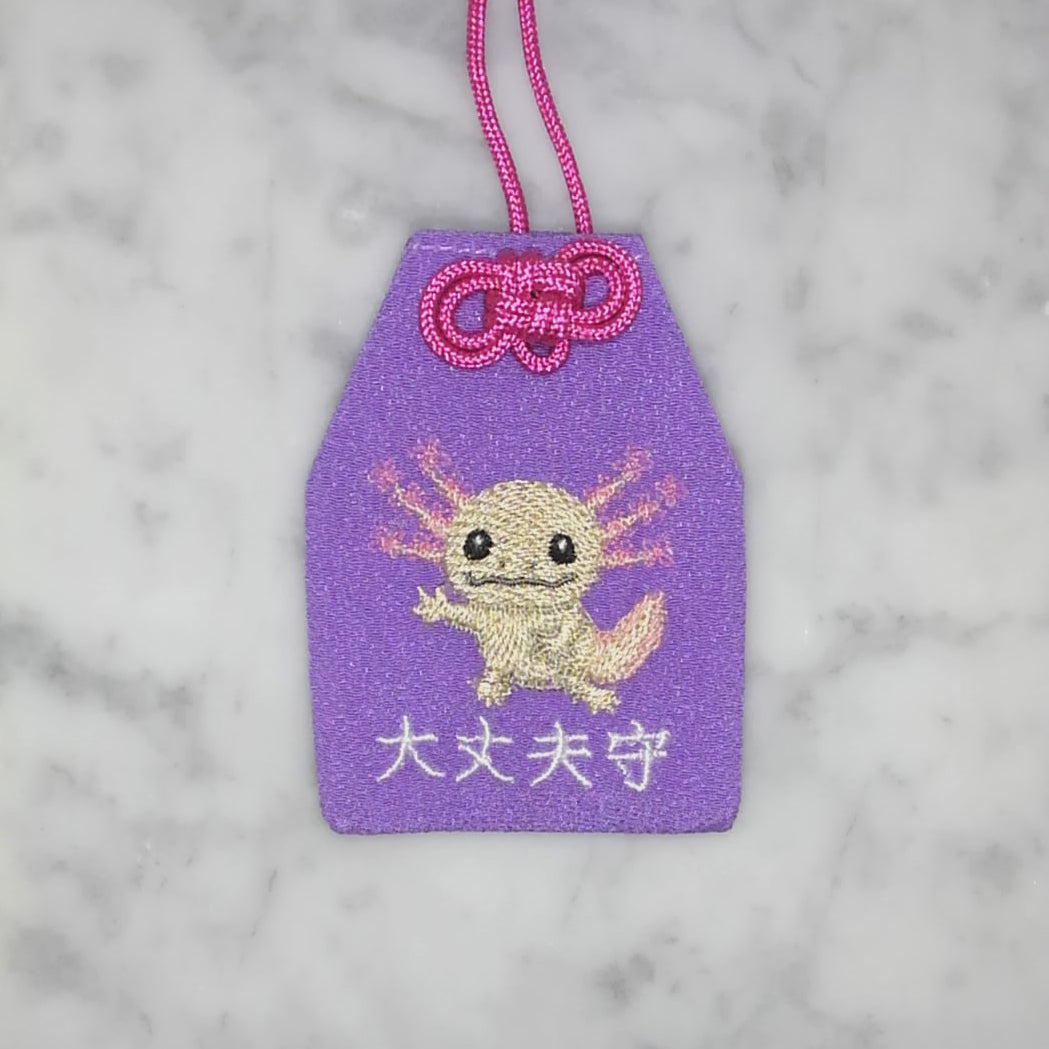 ウーパールーパー『大丈夫守』｜生きもの刺繍のお守り