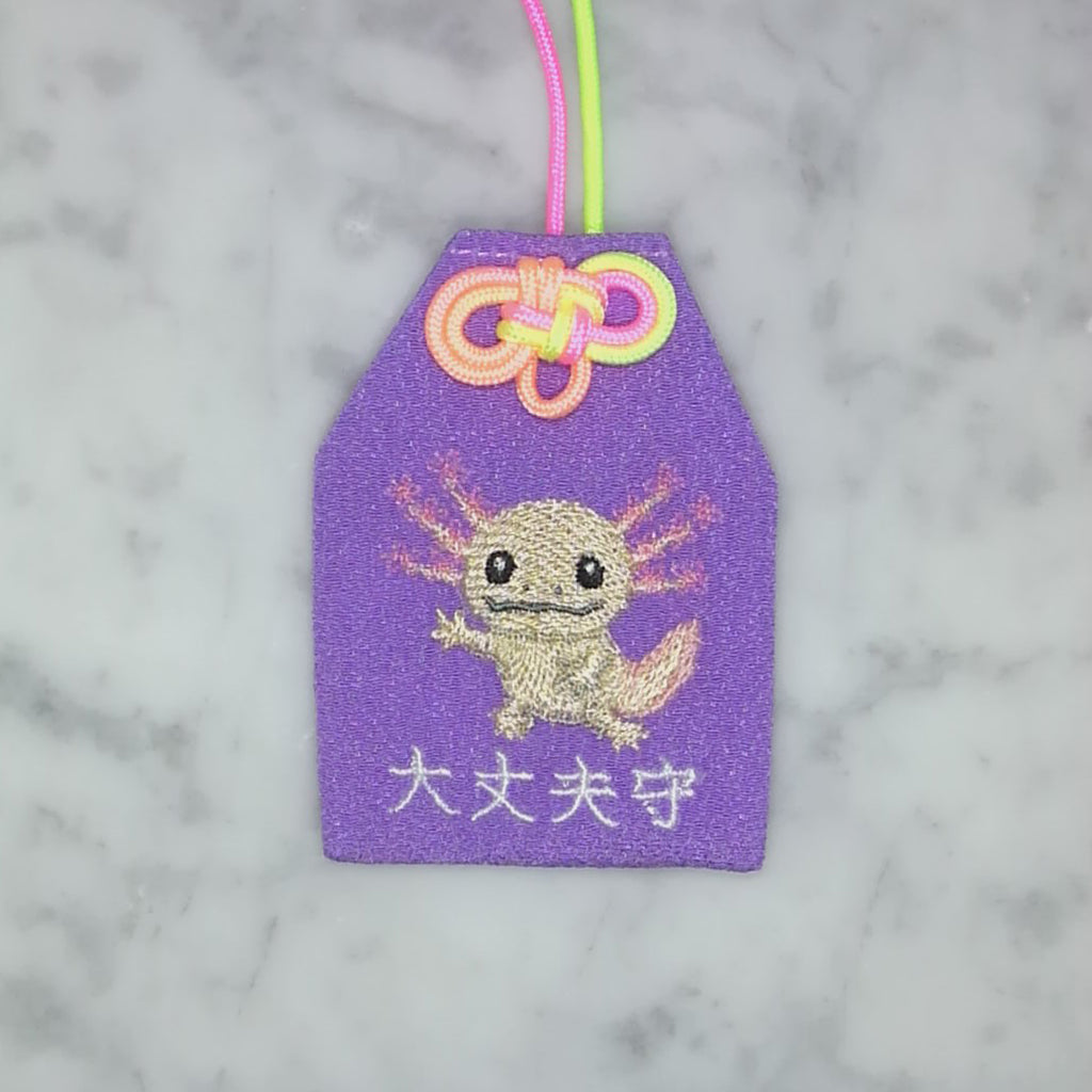 ウーパールーパー『大丈夫守』｜生きもの刺繍のお守り