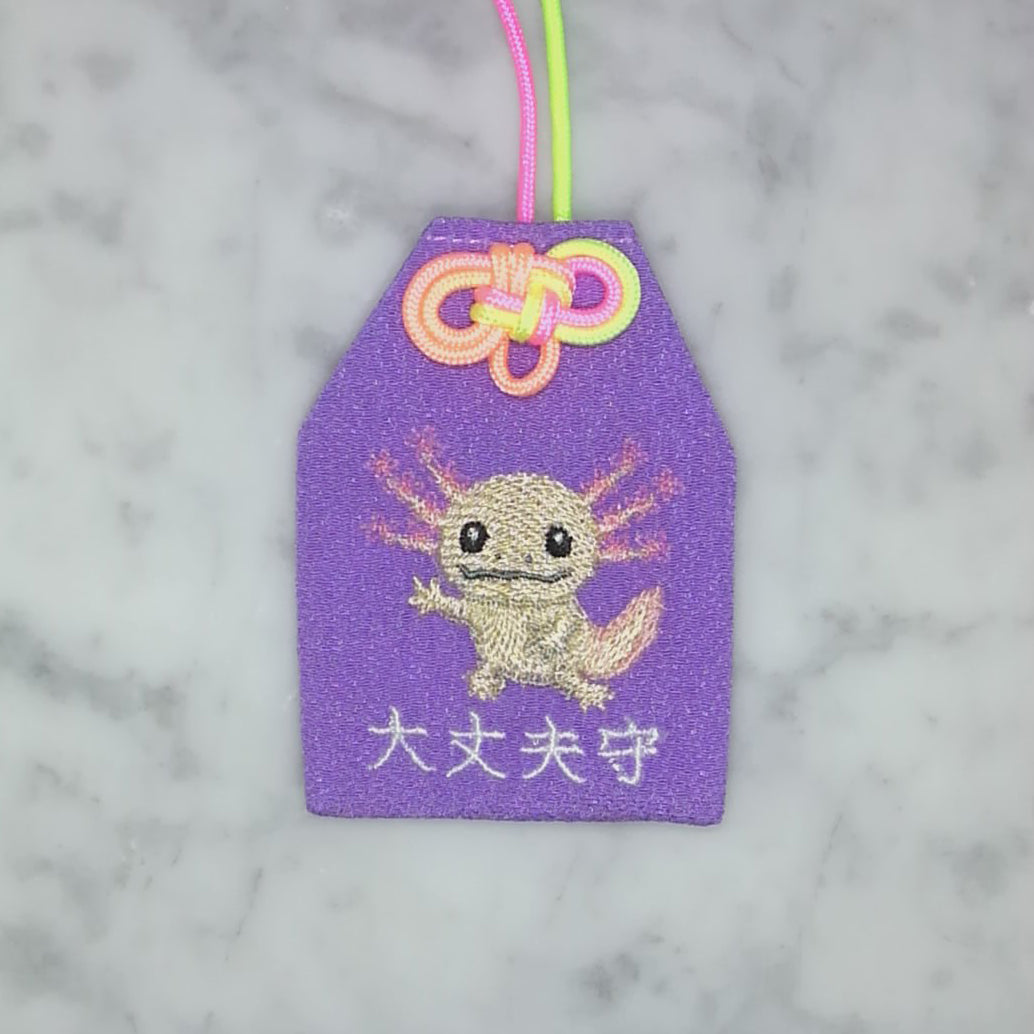 ウーパールーパー『大丈夫守』｜生きもの刺繍のお守り