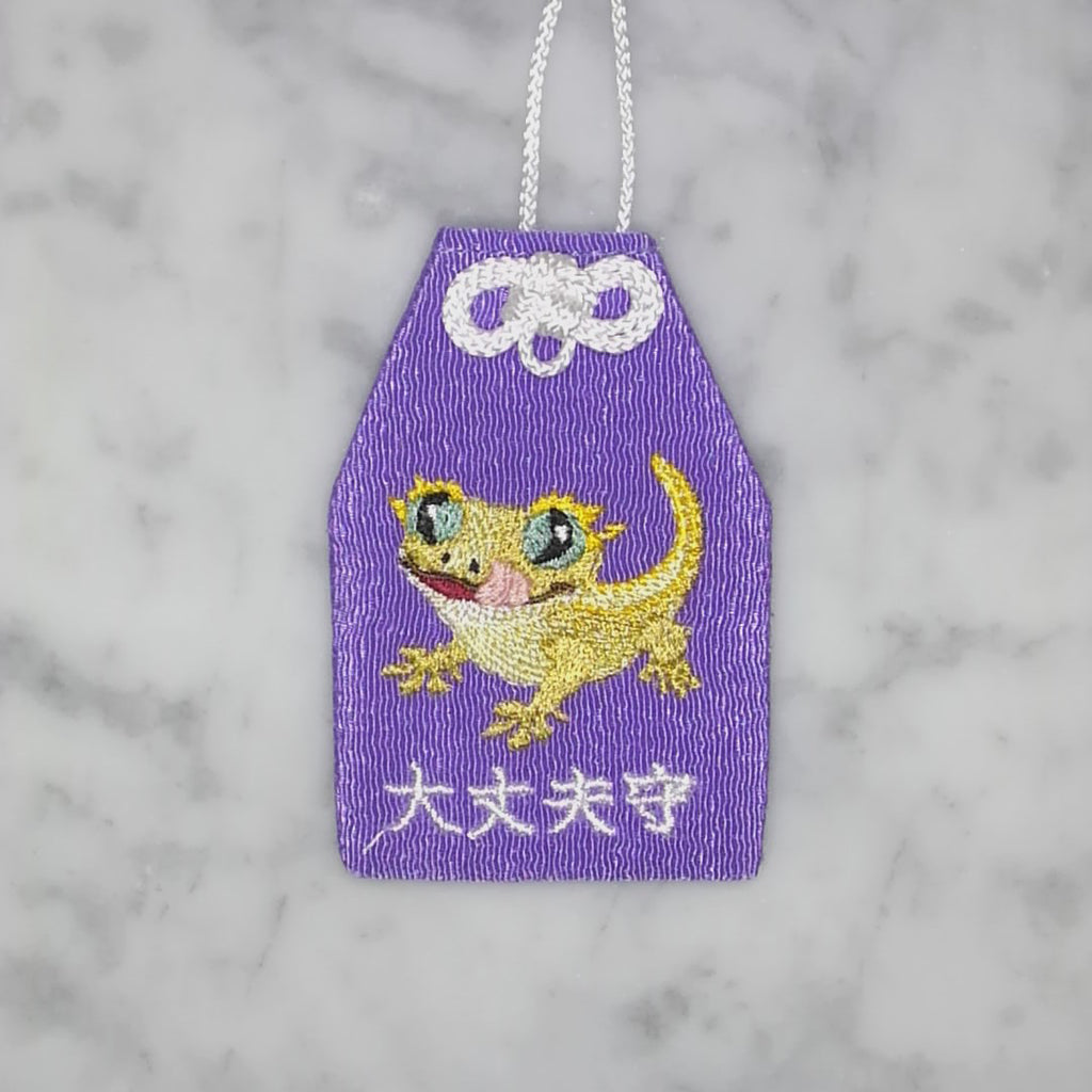 クレステッドゲッコー『大丈夫守』｜生きもの刺繍のお守り