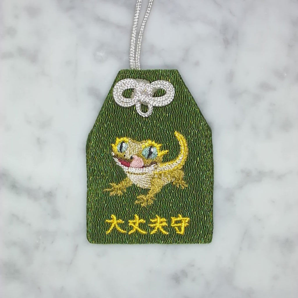 クレステッドゲッコー『大丈夫守』｜生きもの刺繍のお守り