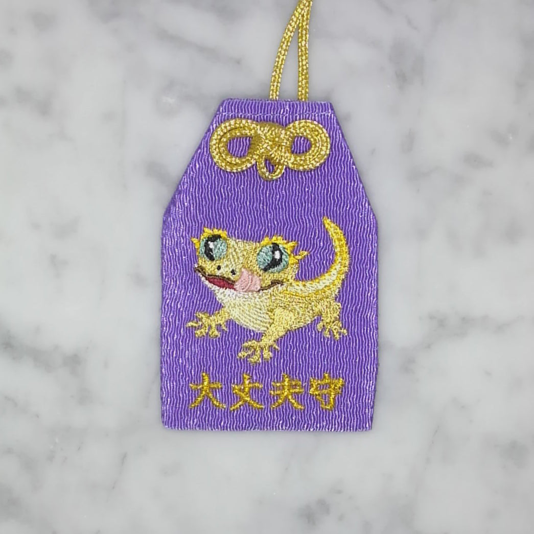 クレステッドゲッコー『大丈夫守』｜生きもの刺繍のお守り