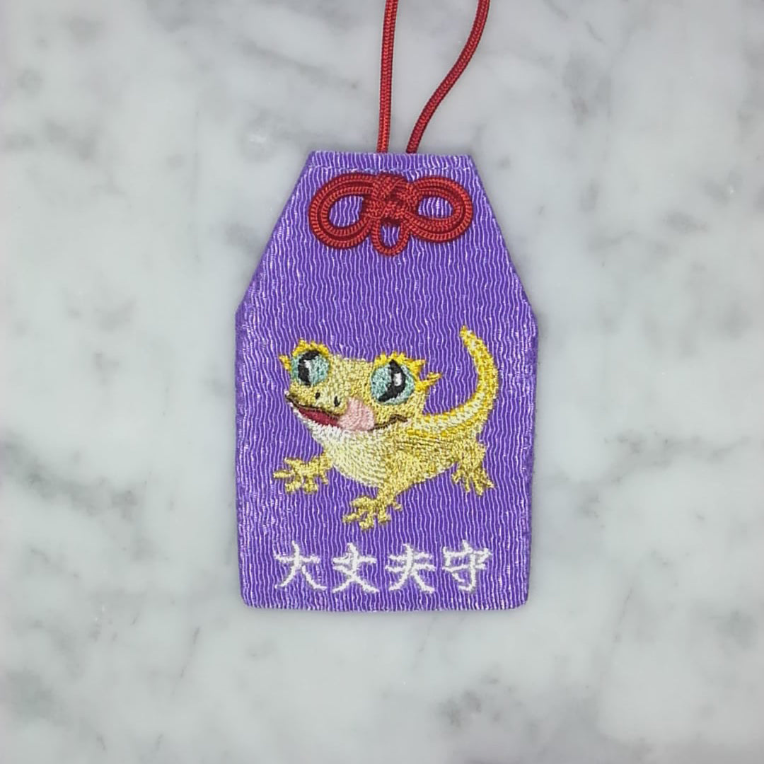 クレステッドゲッコー『大丈夫守』｜生きもの刺繍のお守り