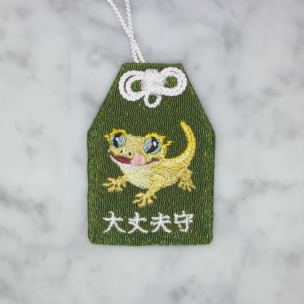 クレステッドゲッコー『大丈夫守』｜生きもの刺繍のお守り