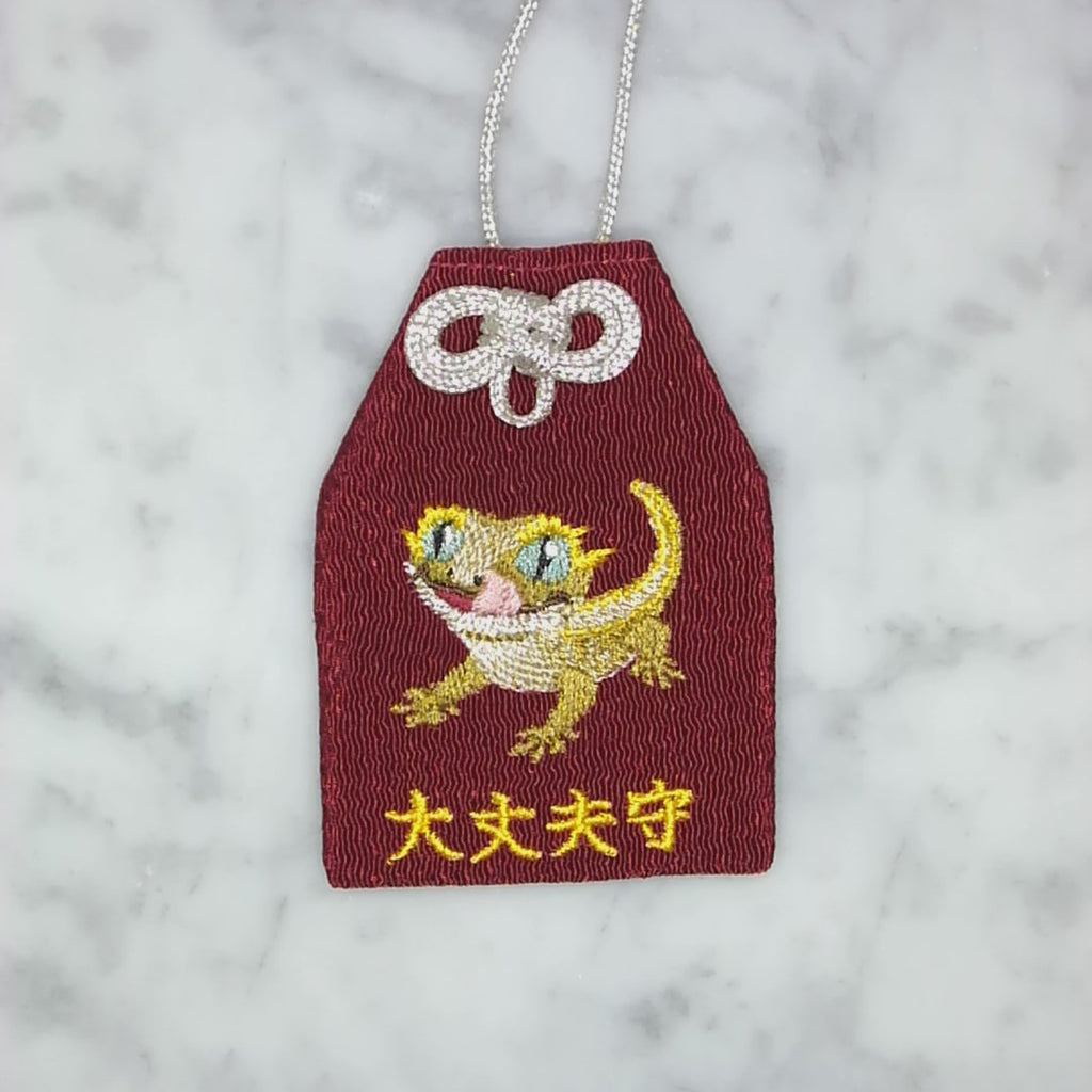 クレステッドゲッコー『大丈夫守』｜生きもの刺繍のお守り