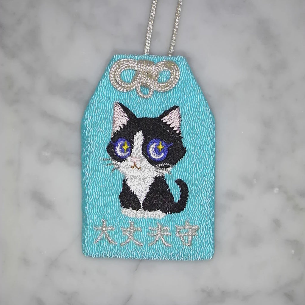 ハチワレネコ『大丈夫守』｜生きもの刺繍のお守り
