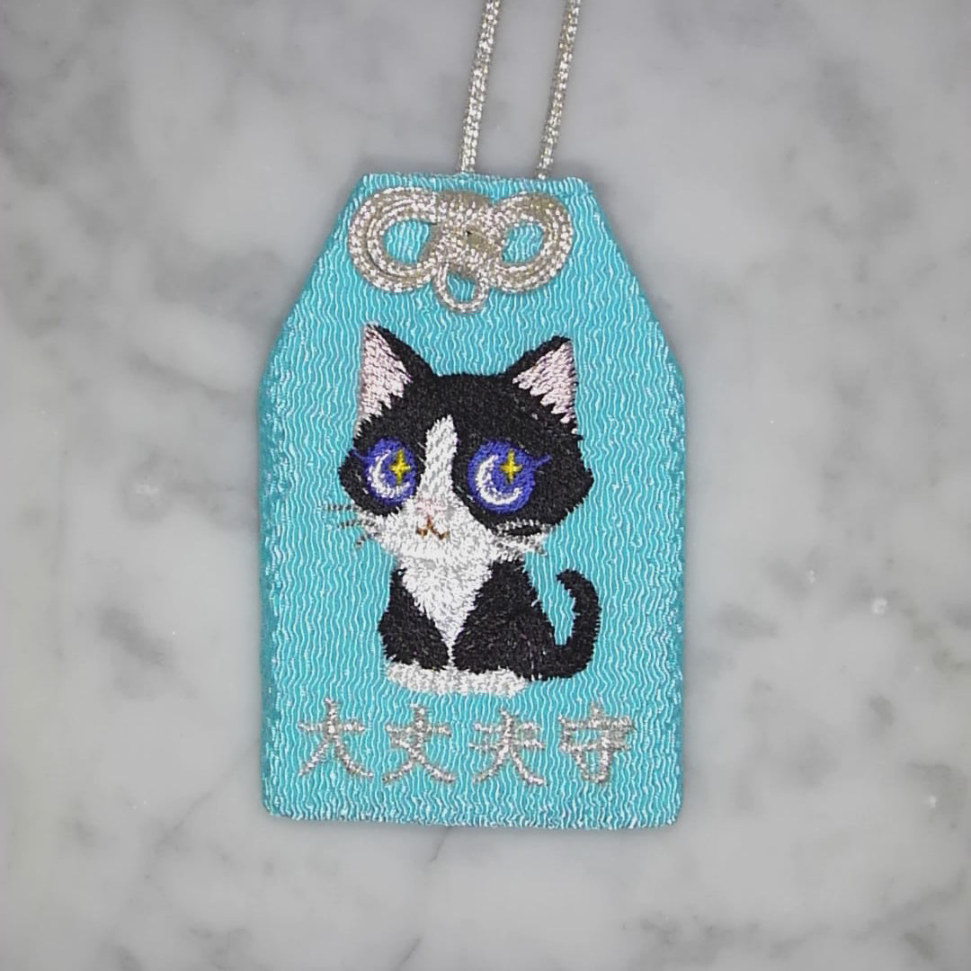ハチワレネコ『大丈夫守』｜生きもの刺繍のお守り