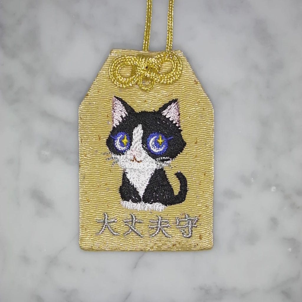 ハチワレネコ『大丈夫守』｜生きもの刺繍のお守り