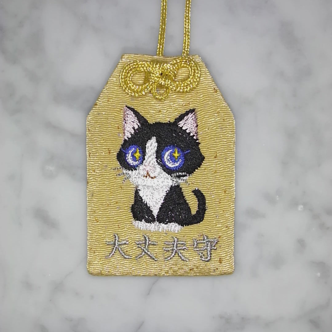 ハチワレネコ『大丈夫守』｜生きもの刺繍のお守り