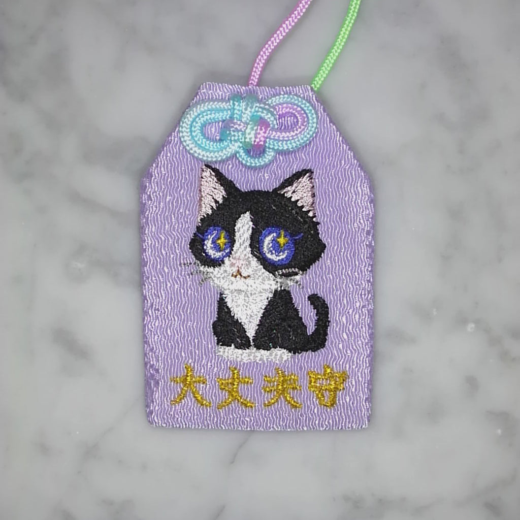 ハチワレネコ『大丈夫守』｜生きもの刺繍のお守り