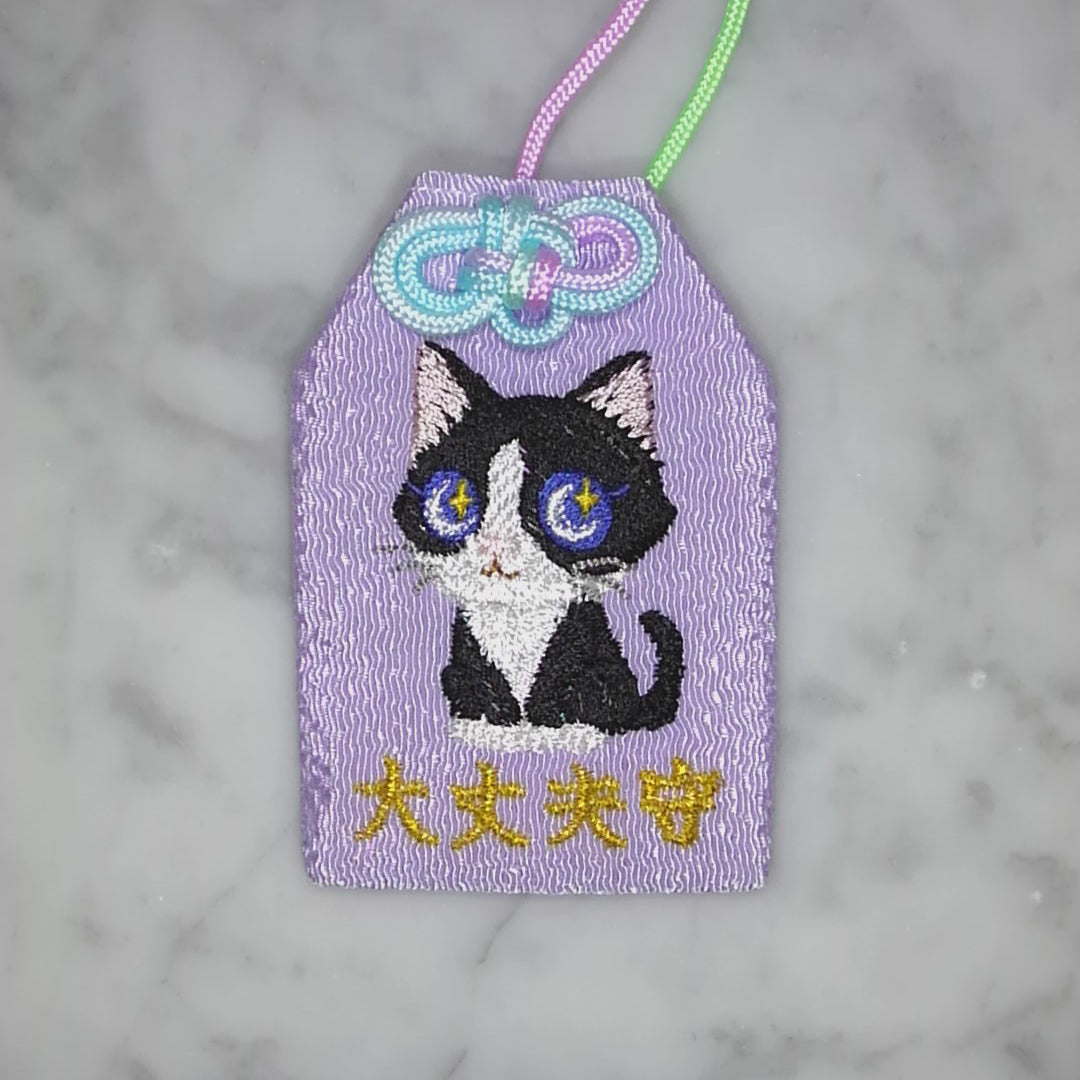 ハチワレネコ『大丈夫守』｜生きもの刺繍のお守り