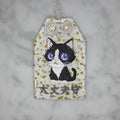 ハチワレネコ『大丈夫守』｜生きもの刺繍のお守り
