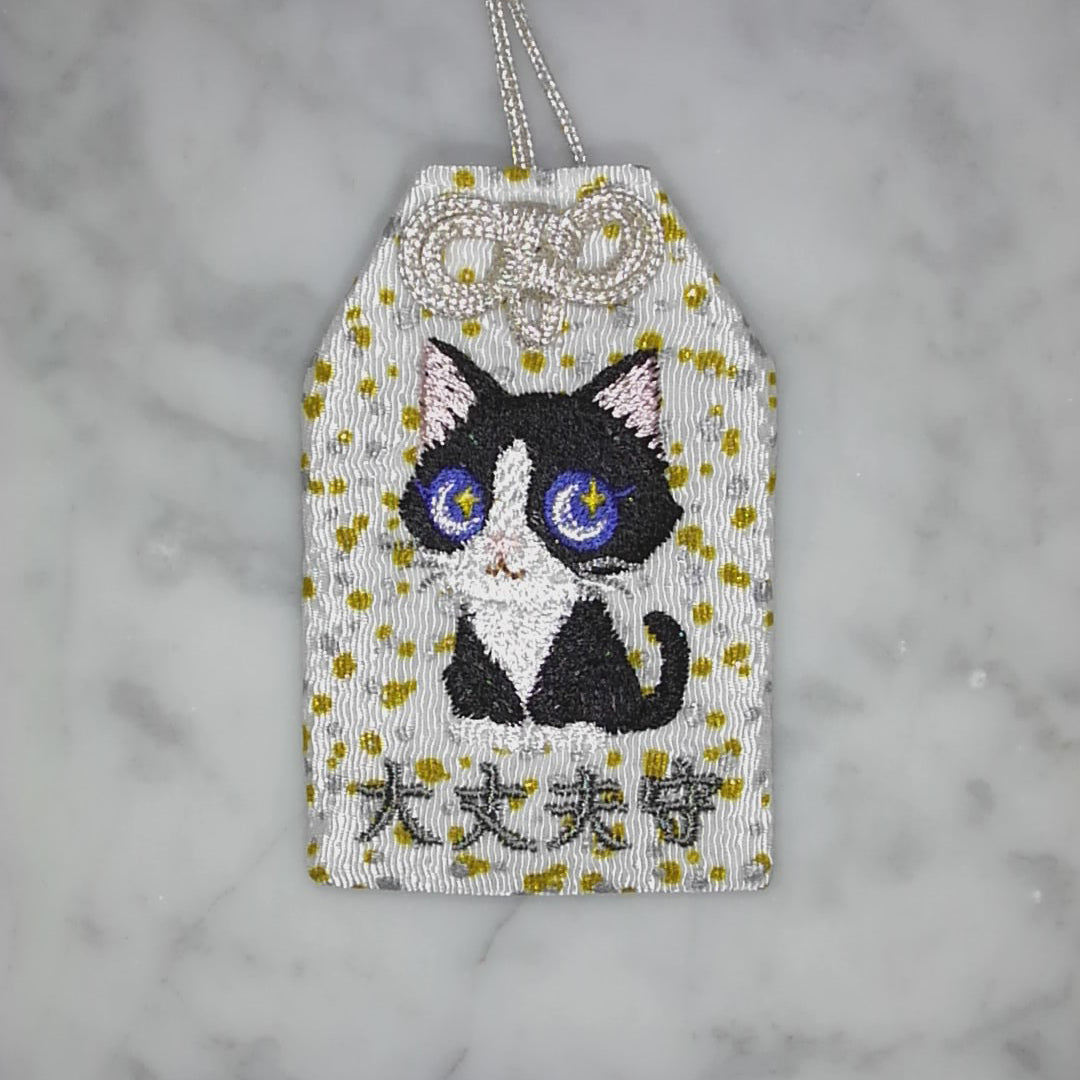 ハチワレネコ『大丈夫守』｜生きもの刺繍のお守り