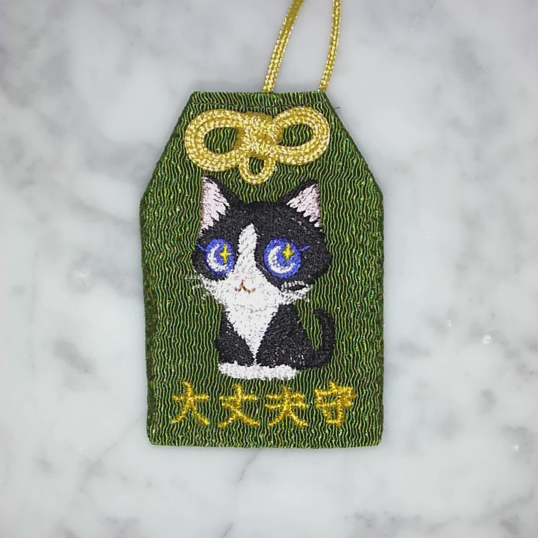 ハチワレネコ『大丈夫守』｜生きもの刺繍のお守り