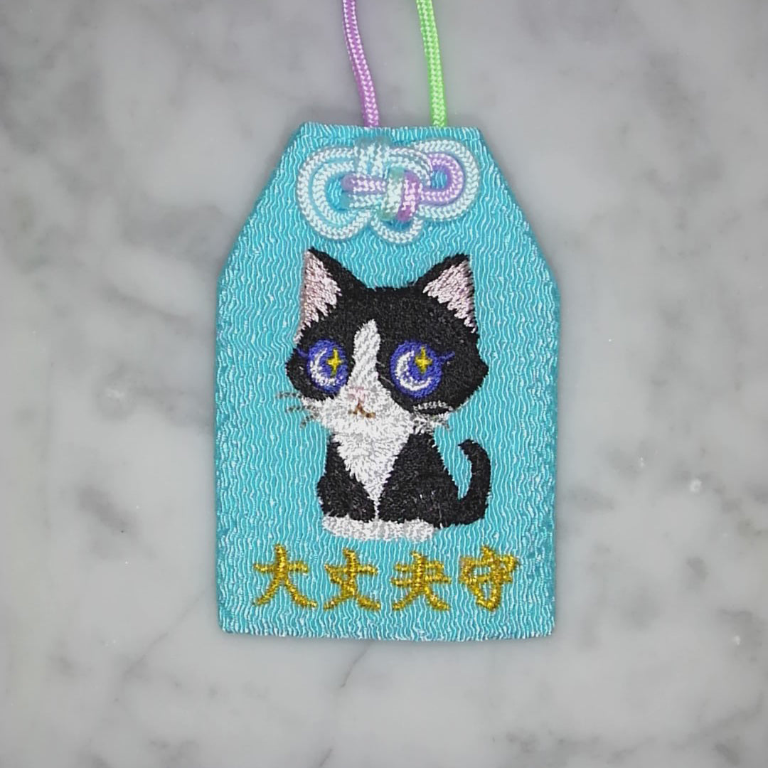 ハチワレネコ『大丈夫守』｜生きもの刺繍のお守り