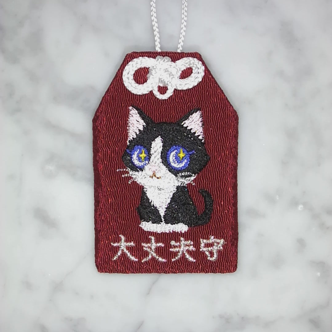 ハチワレネコ『大丈夫守』｜生きもの刺繍のお守り