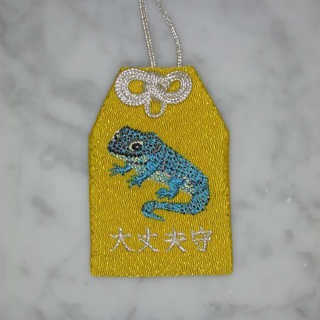 アブロニア『大丈夫守』｜生きもの刺繍のお守り