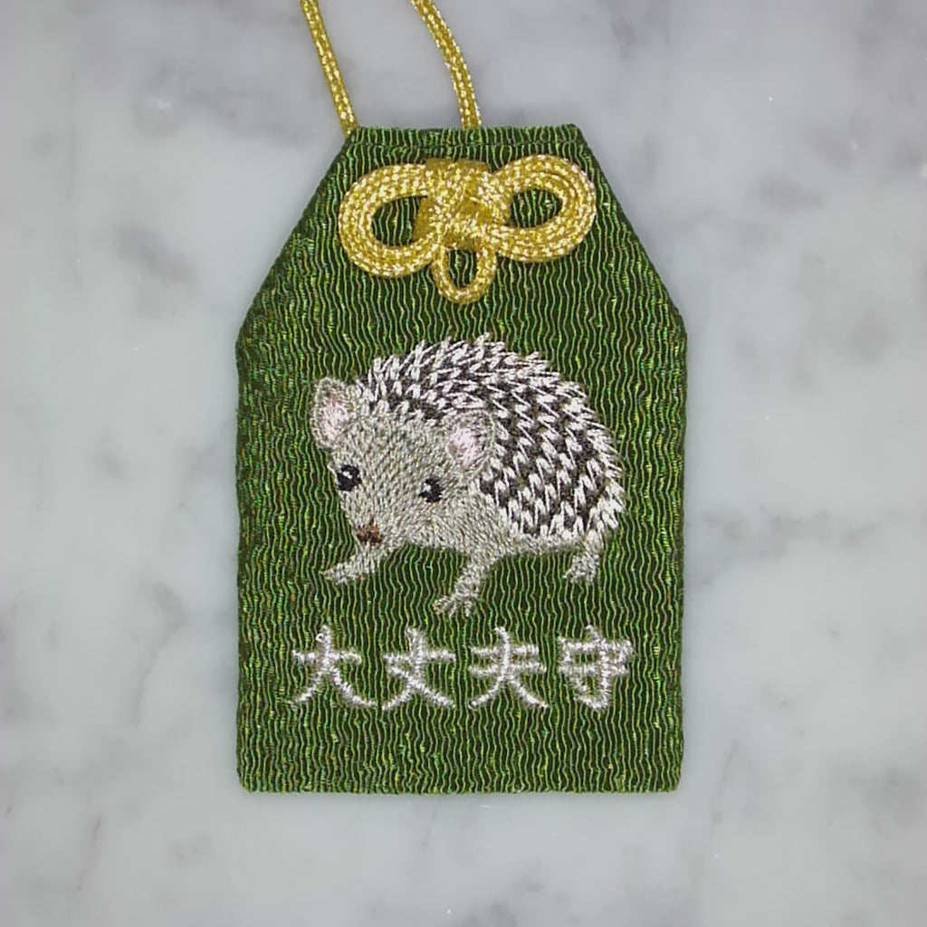 ヒメハリテンレック『大丈夫守』｜生きもの刺繍のお守り