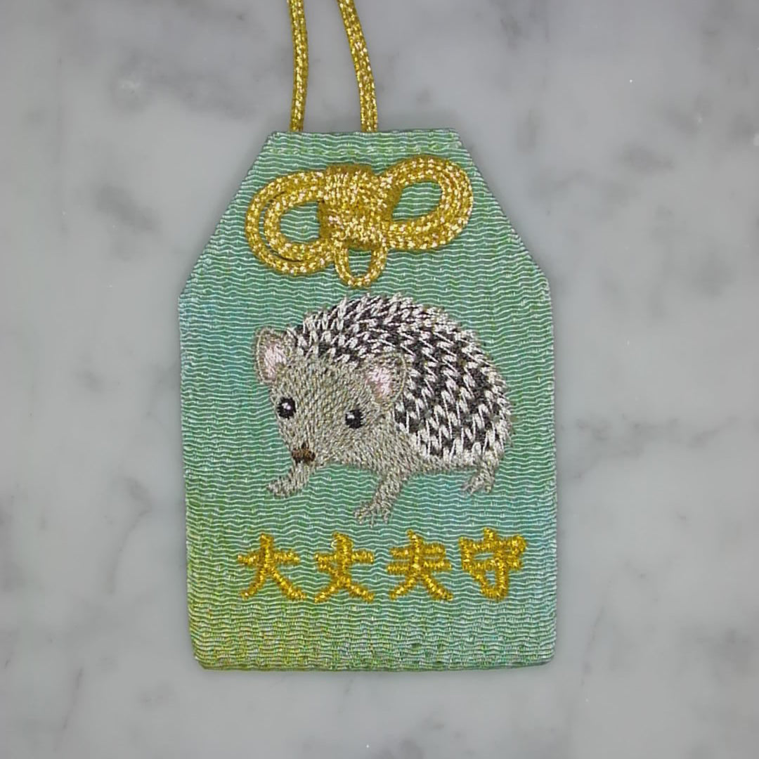 ヒメハリテンレック『大丈夫守』｜生きもの刺繍のお守り
