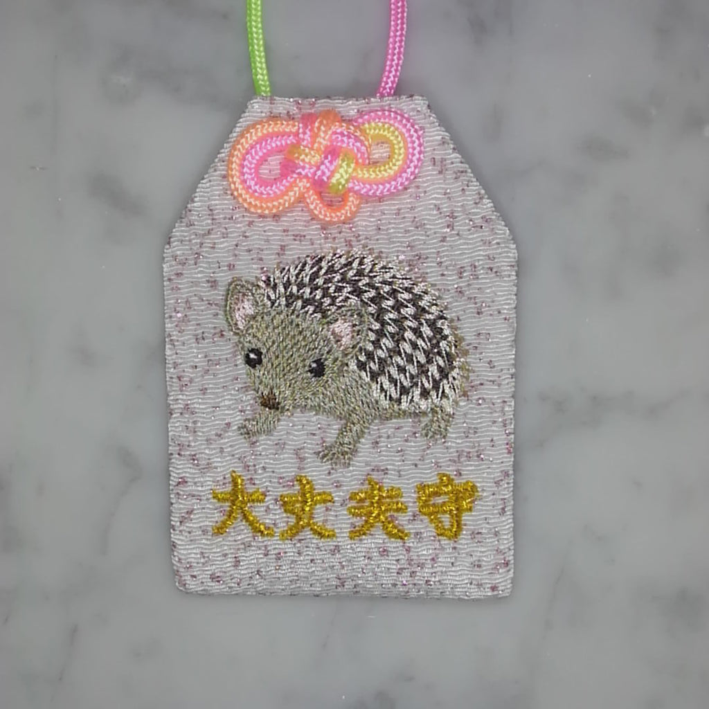ヒメハリテンレック『大丈夫守』｜生きもの刺繍のお守り