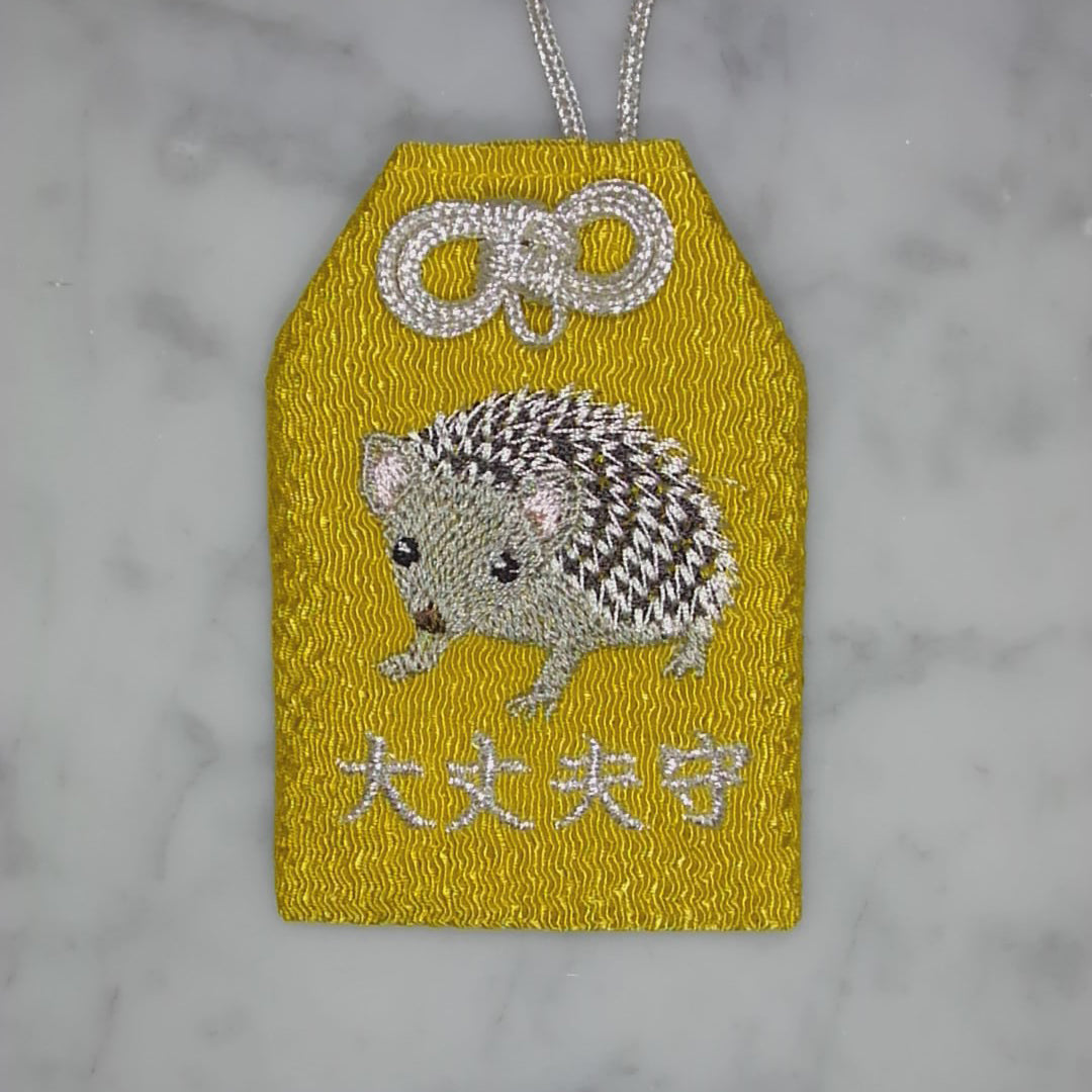 ヒメハリテンレック『大丈夫守』｜生きもの刺繍のお守り