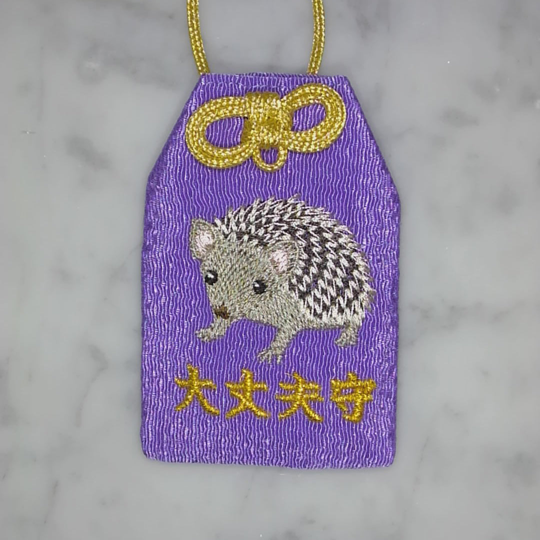 ヒメハリテンレック『大丈夫守』｜生きもの刺繍のお守り
