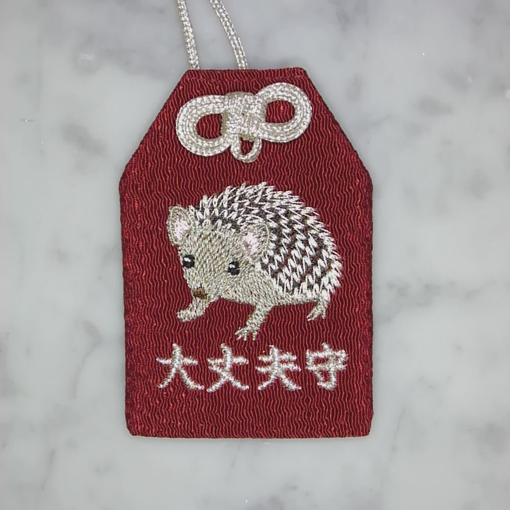 ヒメハリテンレック『大丈夫守』｜生きもの刺繍のお守り
