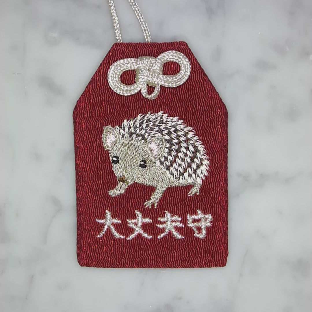 ヒメハリテンレック『大丈夫守』｜生きもの刺繍のお守り