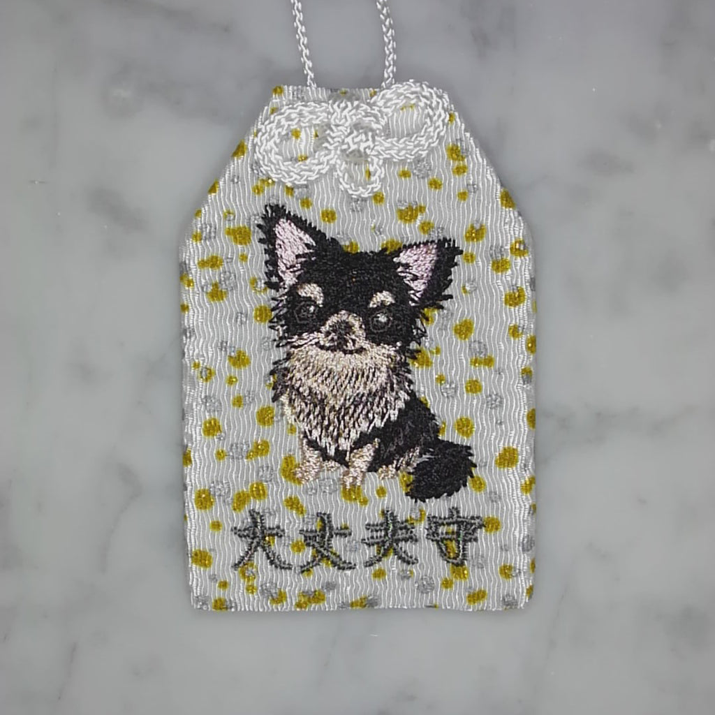 チワワ『大丈夫守』｜生きもの刺繍のお守り